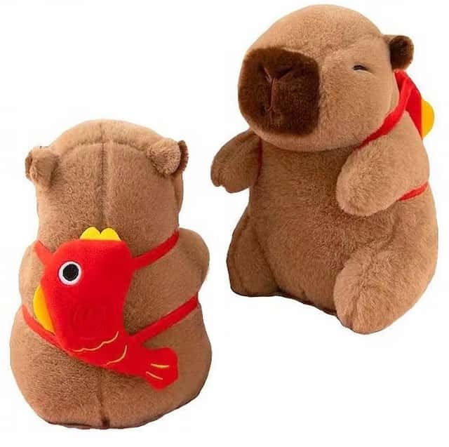 Maskotka Pluszak przytulanka Kapibara z Plecakiem Ryba 23 cm – zdjęcie 1
